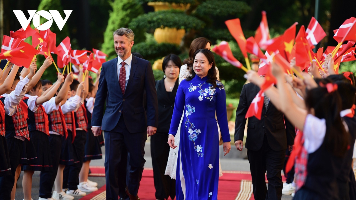 Danish Crown Prince warmly welcomed upon arrival in Vietnam